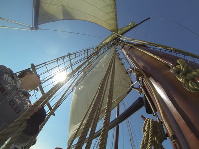07-Fortuna_schoenermast_met_razeilen.JPG