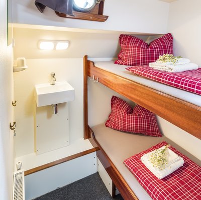 Welvaart - interieur hut bed en bloemen.JPG