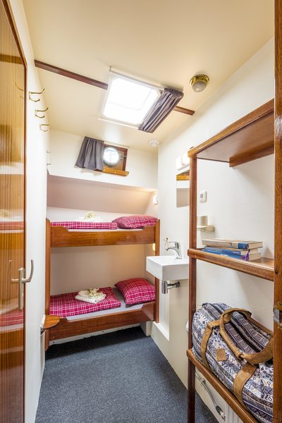 Welvaart - interieur hut bedden bagage.JPG