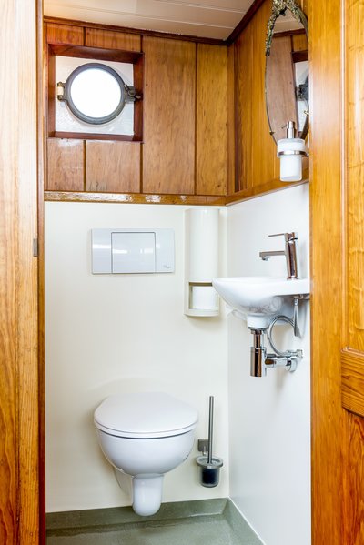 Welvaart - interieur hut toilet met hout.JPG
