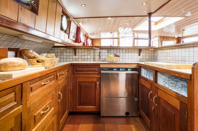 Welvaart - interieur keuken aanrecht fornuis eten brood.JPG