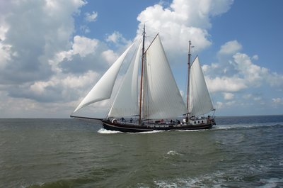 Welvaart - onder zeil lucht water uitzicht.jpg