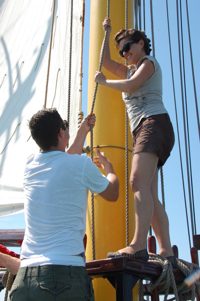 mensen zeilen hijsen groep (2).JPG