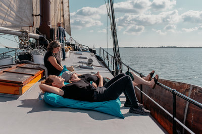 mensen relaxen aan dek.jpg