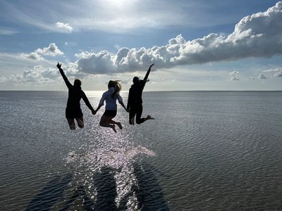 mensen springen waddenzee.jpg