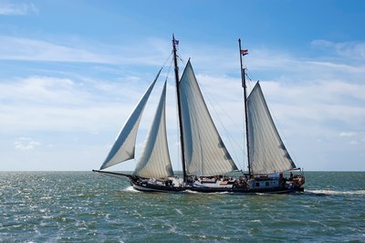 Mon Desir over BB hoog aan de wind.jpg