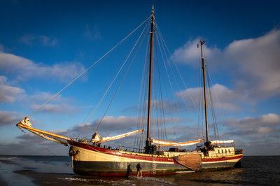 Zeilschip Waterwolf op strand Ameland.jpg