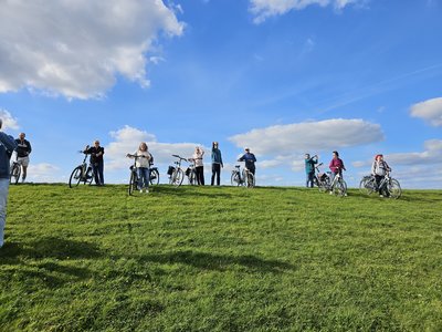 Avontuur fietsen op de dijk.jpg