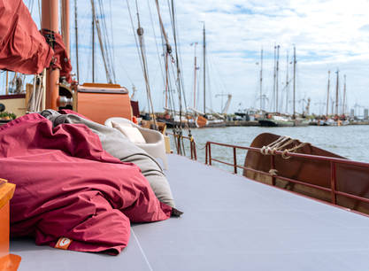 6 -Tägige Segelreise mit dem luxuriösen Plattbodenschiff Radboud (jede Kabine verfügt über eine eigene Dusche mit WC), noch ein Bett für Frau und zwei Betten für Mann verfügbar
