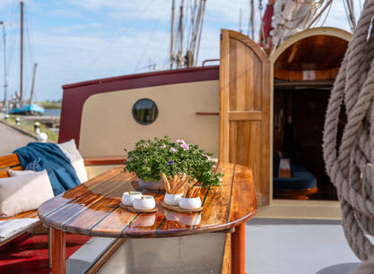 6 -Tägige Segelreise mit dem luxuriösen Plattbodenschiff Radboud (jede Kabine verfügt über eine eigene Dusche mit WC), noch ein Bett für Frau und zwei Betten für Mann verfügbar