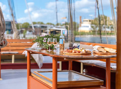 6 -Tägige Segelreise mit dem luxuriösen Plattbodenschiff Radboud (jede Kabine verfügt über eine eigene Dusche mit WC), noch ein Bett für Frau und zwei Betten für Mann verfügbar