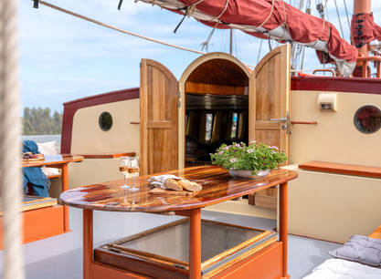 6 -Tägige Segelreise mit dem luxuriösen Plattbodenschiff Radboud (jede Kabine verfügt über eine eigene Dusche mit WC), noch ein Bett für Frau und zwei Betten für Mann verfügbar